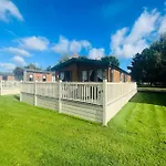Waters Edge Lodge With Hot Tub